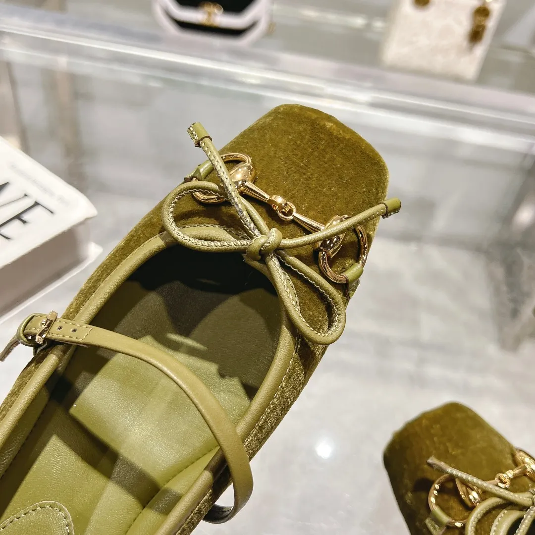 👟👟Ex-factory price 560👟👟 Gucci Horsebit series women's ballet flats. This iconic horsebit ballet flats features a square toe design and elegant bow details, paying tribute to the traditional ballet shoe style. This piece is crafted from Gucci ankh leather and embellished with a light gold-tone horsebit buckle. A 'sacchetto' construction with a soft, padded insole provides a great fit. ✅Size: 35-42 (customized for 40-42) ✅Sole material: Imported Italian genuine leather sole ✅Packaging: Brand new red box packaging